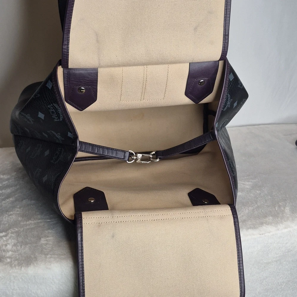 MCM Princess Lion Leather Tote Bag & Wallet - Picture 13 of 17